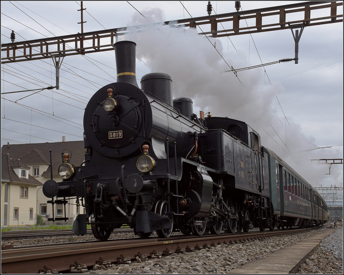 Fahrleitungsst�rung nannte sie die Veranstaltung, um an die Dampfreserve in Olten f�r solche F�lle zu erinnern. Durchfahrt des Sonderzugs in Pratteln mit Eb 3/5 3819. Die bekannte Stelle in der G�terstrasse sorgt f�r spannende Bilder. April 2019.