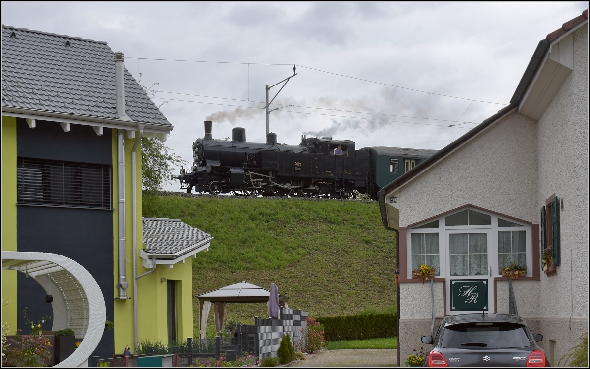 Fahrleitungsstörung nannte sie die Veranstaltung, um an die Dampfreserve in Olten für solche Fälle zu erinnern. Durchfahrt des Sonderzugs in Pratteln mit Eb 3/5 3819. Die bekannte Stelle in der Güterstrasse sorgt für spannende Bilder. April 2019.