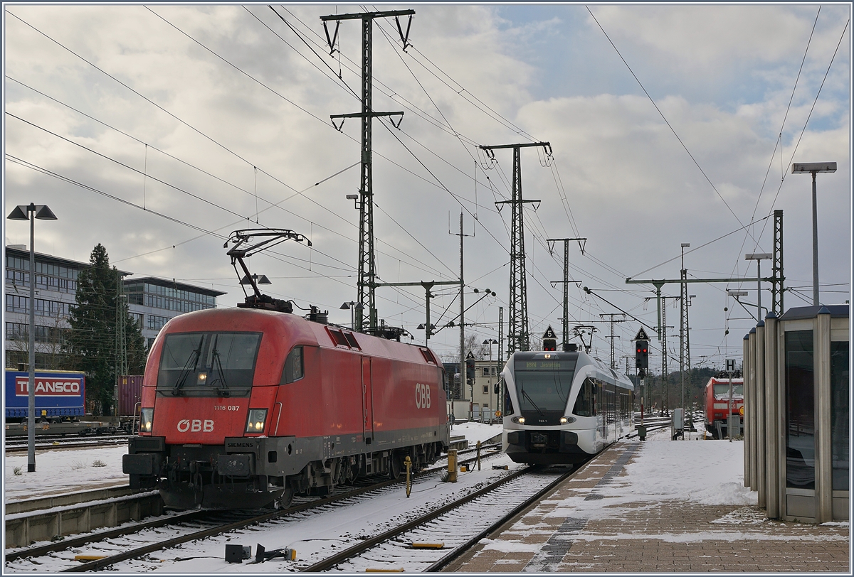 Fahrplanwechsel: Schon im Einsatz für den neuen Fahrplanabschnitt ist die ÖBB 1116 für die IC Züge Stuttgart - Singen - (Zürich) und noch im Einsatz der Thurbo GTW 526 723 auf der Strecken Jestetten - Singen, an diesem Samstag vor dem Fahrplanwechsel. Somit konnte die Begegnung der beinen Fahrzeuge wohl nur an diesem Tag festgehalten werden. 

9. Dezember 2017