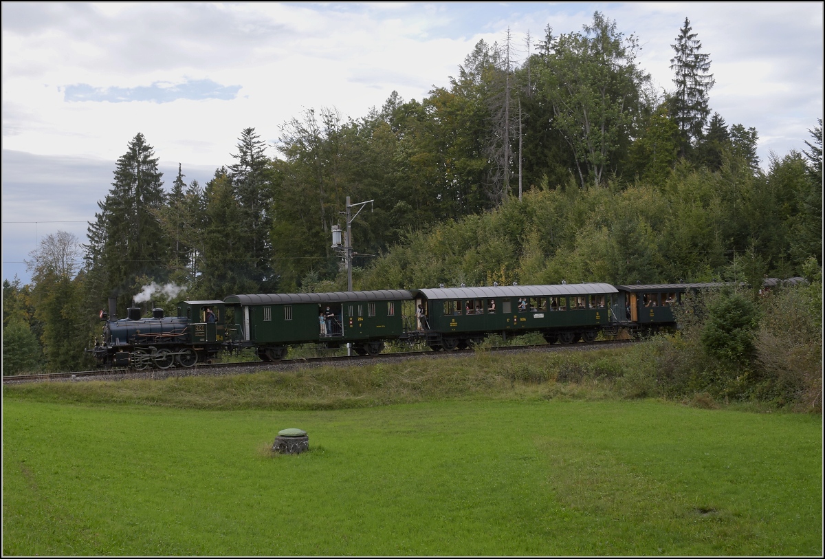 Fahrtag DVZO mit 120-jähriger Lady.

Ed 3/3 401 'Bauma' auf dem Weg nach Hinwil. Oktober 2021