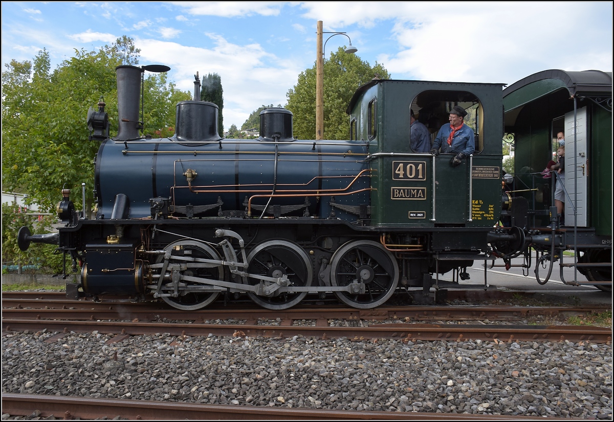 Fahrtag DVZO mit 120-jähriger Lady.

Ed 3/3 401 'Bauma' in Bäretswil. Oktober 2021
