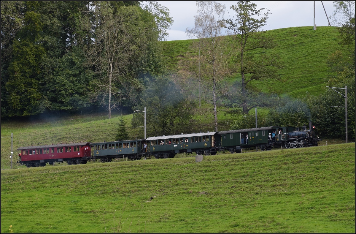 Fahrtag DVZO mit 120-jähriger Lady.

Ed 3/3 401 'Bauma' oberhalb der Giesserei Wolfensberger. Oktober 2021.