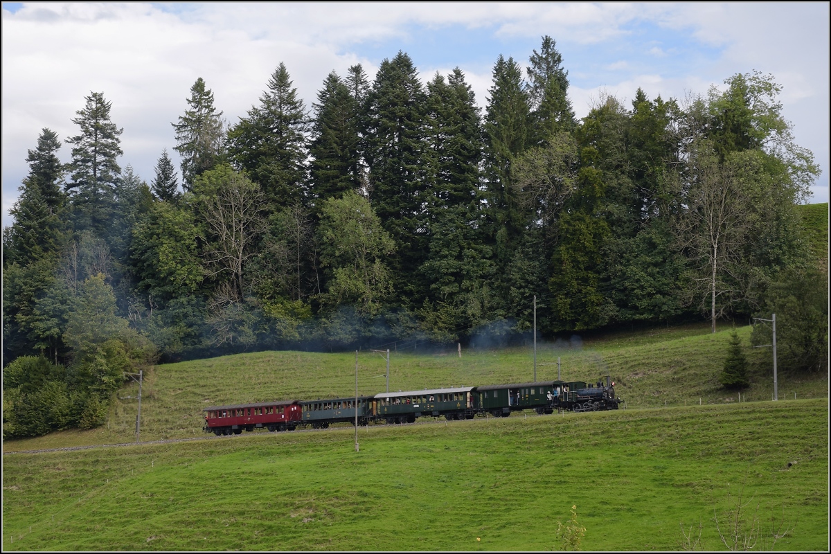 Fahrtag DVZO mit 120-jähriger Lady.

Ed 3/3 401 'Bauma' oberhalb der Giesserei Wolfensberger. Oktober 2021.