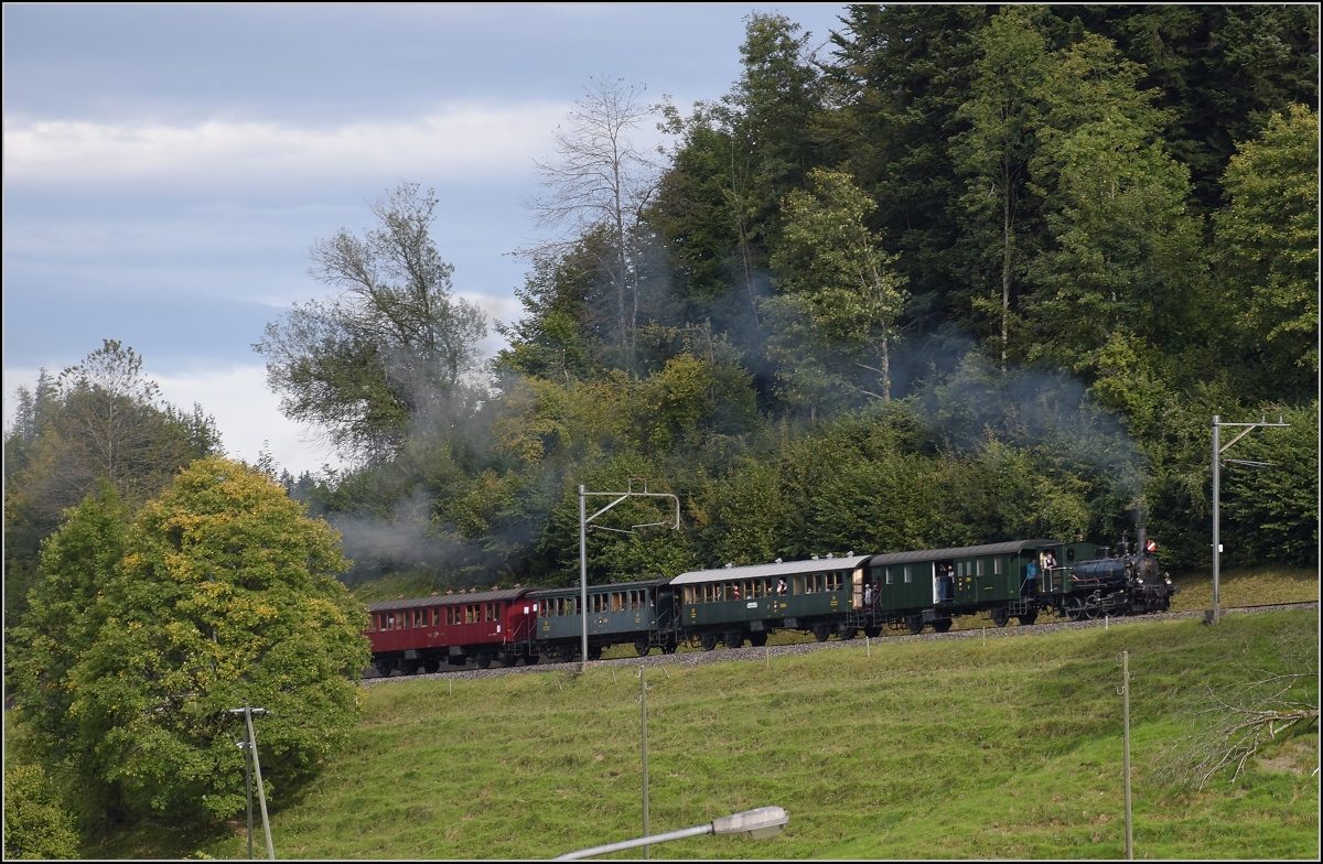 Fahrtag DVZO mit 120-jähriger Lady.

Ed 3/3 401 'Bauma' oberhalb der Giesserei Wolfensberger. Oktober 2021.