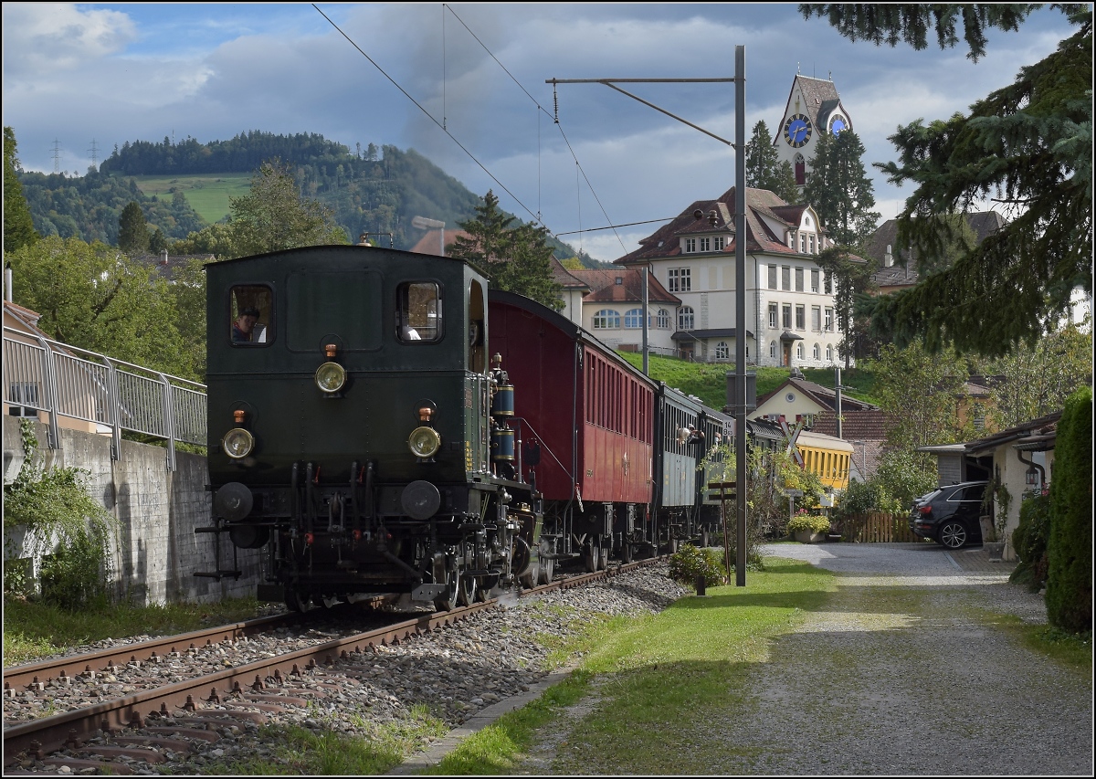 Fahrtag DVZO mit 120-jähriger Lady.

Ed 3/3 401 'Bauma' in Hinwil. Oktober 2021.
