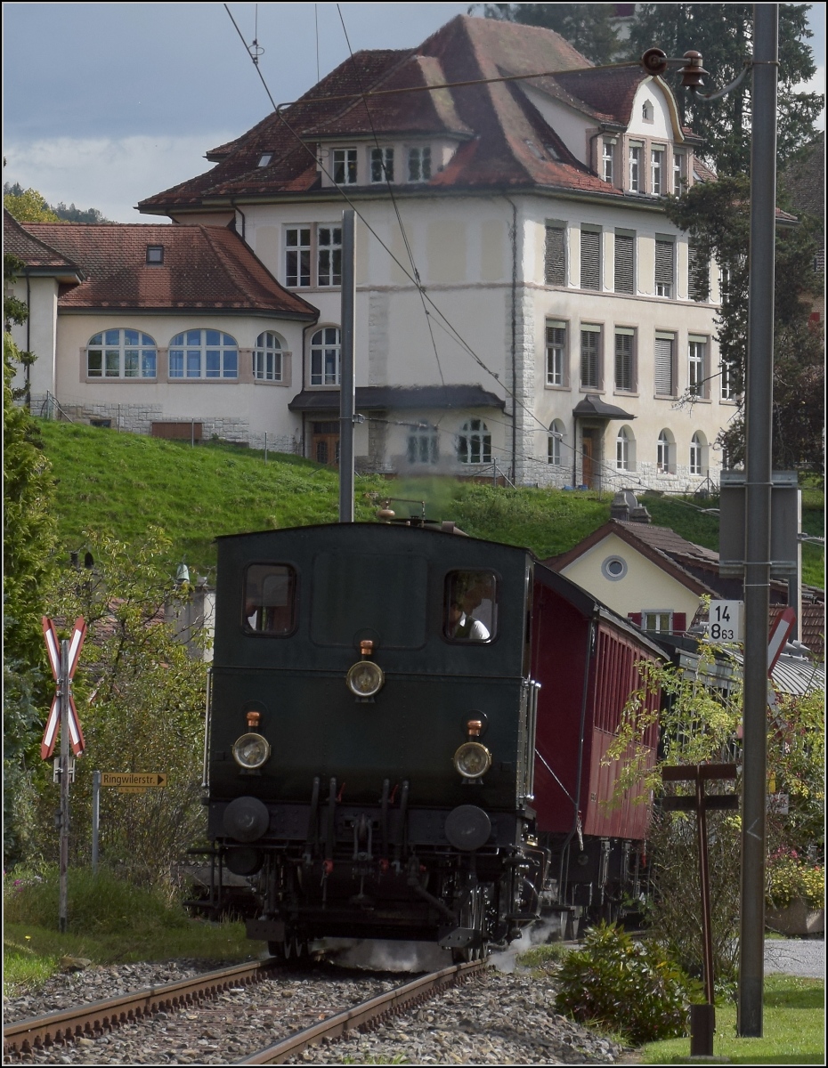 Fahrtag DVZO mit 120-jähriger Lady.

Ed 3/3 401 'Bauma' in Hinwil. Oktober 2021.