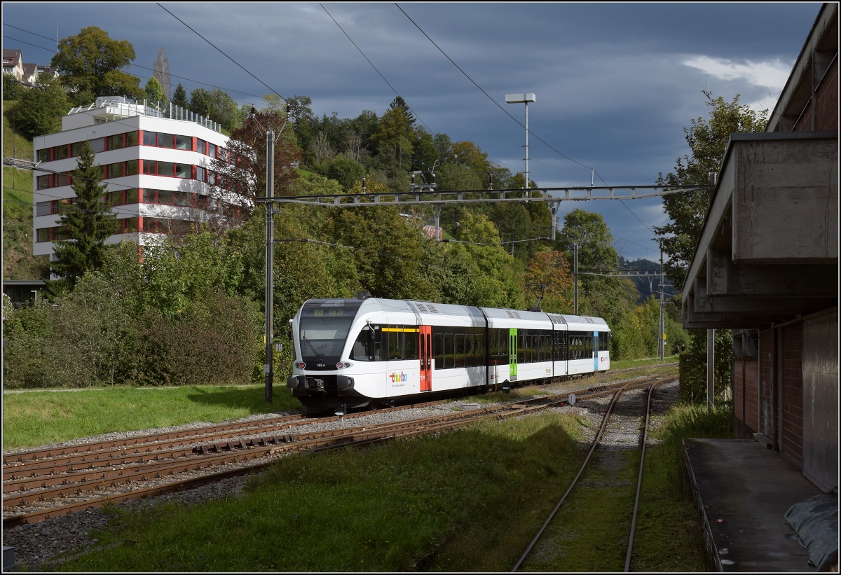 Fahrtag DVZO.

In Bauma fährt der Thurbo-GTW RABe 526 753 am Geschehen vorbei. Oktober 2021.