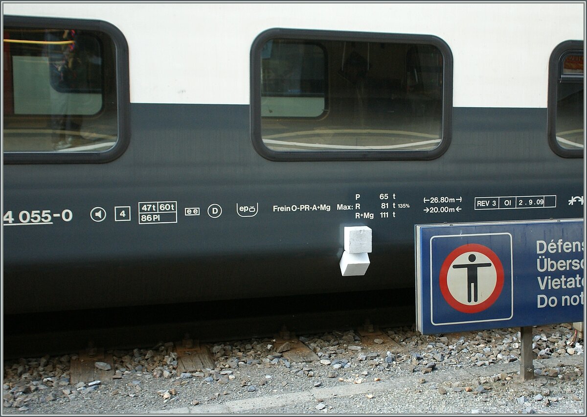 Falls der Doppelstockwagen doch etwas zu arg wankelt hat man ihm zum Schutz zwei Styropor Stücke angeklebt. (Wankeltestwagen für den künftigen Twinndex)

Lausanne, 10. März 2011