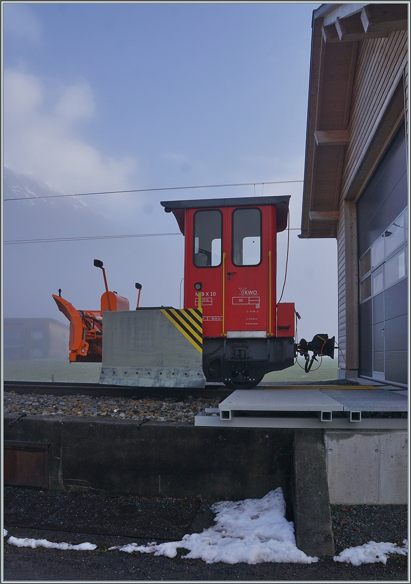 Falls es mal kräfigt schneien sollte, steht in Innertkichen der mit MIB X 10 der KWO bezeichnete kleine Traktor bereit, wobei die nun für die MIB zuständige Zentralbahn in Meiringen für besonders viel Schnee auch entsprechende Schneeschleuder aufbieten könnte. Schnee im 633 m.ü.M. liegenden Innertkirchen ist gar nicht so abwegig, und auf der Fahrt dem Brienzersee entlang kreuzte der Zentralbahnzug fünf Lawinenkegel, wovon einer eine Strassenbrücke am See beschädiget hatte.

17. Februar 2021