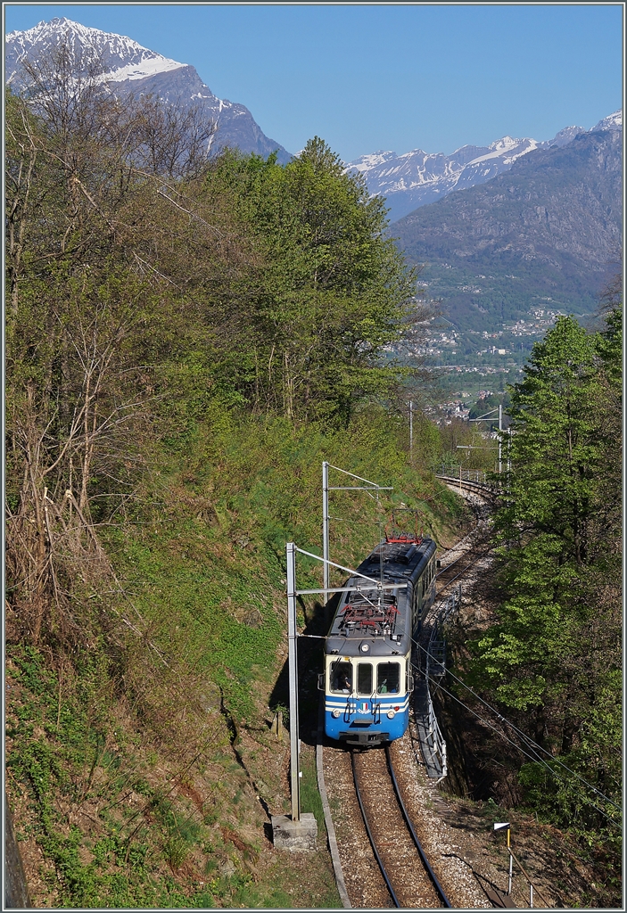 FART ABe 6/6 33  Sempione  als Regionalzug 745 von Domodossola nach Re zwischen Trontano und Verigo. 
14. April 2014