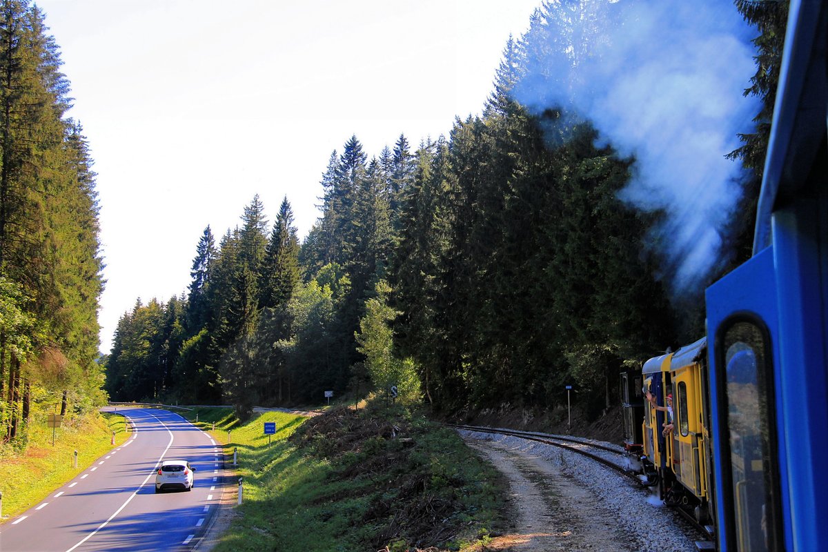 Fast geschafft. Das blaue Schild an der Strasse zeigt an, dass 1000 Meter �ber Meer erreicht sind. 11.August 2018 