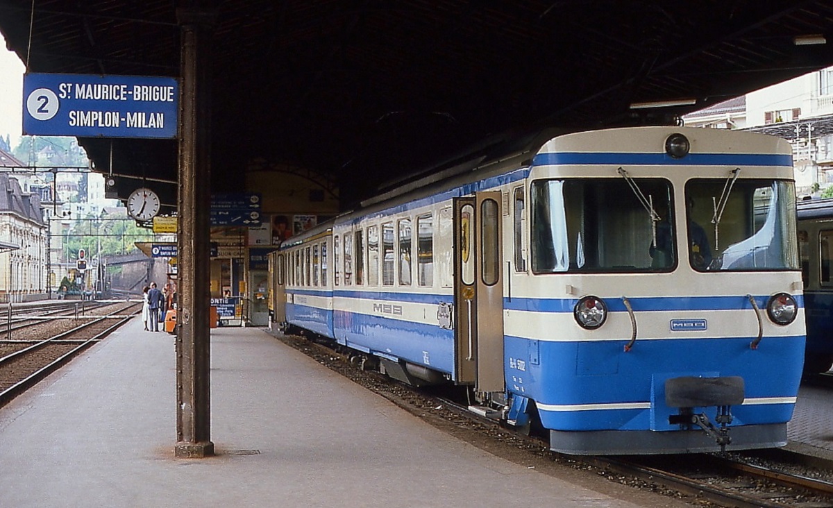 Fast noch nagelneu war der Be 4/4 5002 bei dieser Aufnahme im Bahnhof Montreux im Mai 1981. Diese Triebwagen besassen nur einen F�hrerstand und waren mit den Steuerwagen ABt 5301-04 festgekuppelt. Zwischen 2004 und 2009 wurden die F�hrerst�nde entfernt, seitdem verkehren sie zwischen den niederflurigen Steuerwagen ABt 341-44 und Bt 241-44.