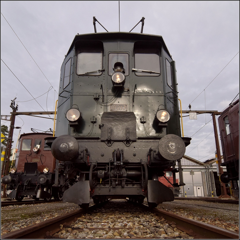 Fitnessfahrten. Ae 3/5 10217 im Depot Olten beim Fotoshooting. Oktober 2019.