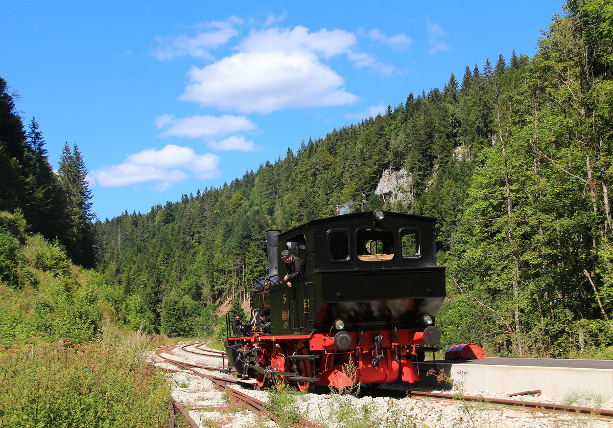 Fontaine-Ronde, die einstweilige Endstation: Man freut sich auf die Fortsetzung der Bahn Richtung Pontarlier. Das  Tigerli  ist ein St�ck weit auf dieser Fortsetzung gefahren, um einen Gleiswechsel vorzunehmen; jetzt kommt die Lok von unten her wieder herauf, um sich ansandere Ende des Zuges zu setzen. 11.August 2018 