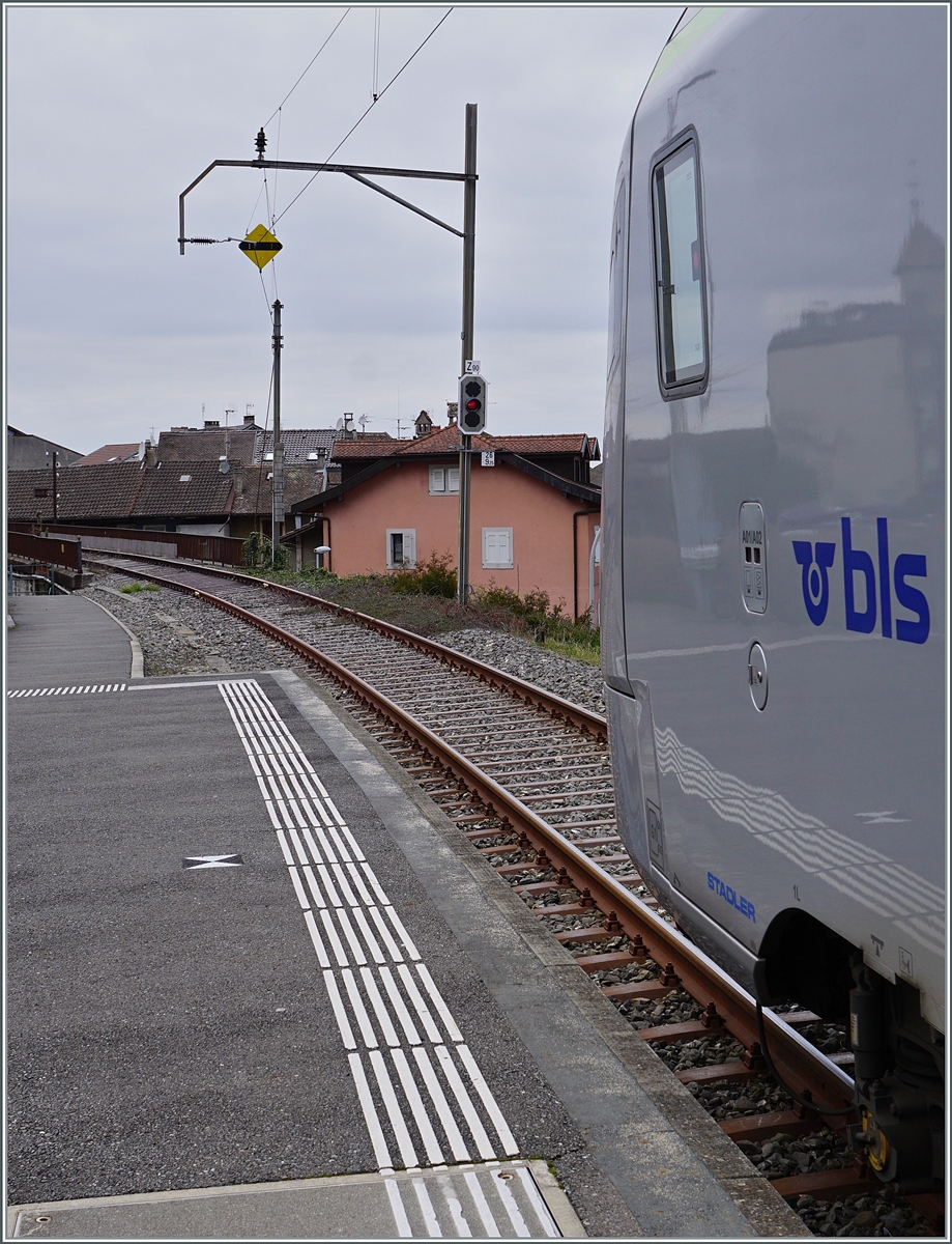 Frankreich und BLS - das passt historisch gut zusammen; (Stichwort MLB); doch dieser BLS RABe 528 kommt zwar nahe an die Grenze heran, aber die Verbindung nach Frankreich ist bis auf weiters nicht in Sicht. 

St-Gingolph, den 4. März 2024