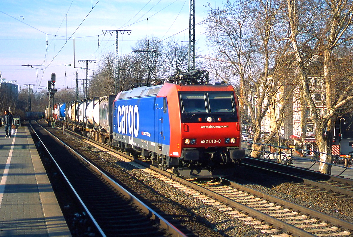 Fr�her musste ich in die Schweiz fahren, um schweizer Lokomotiven zu fotografieren. Heute verkehren sie quasi vor der Haust�r, wie hier SBB Cargo 482 013-0 in K�ln S�d (Winter/Fr�hjahr 2011). 