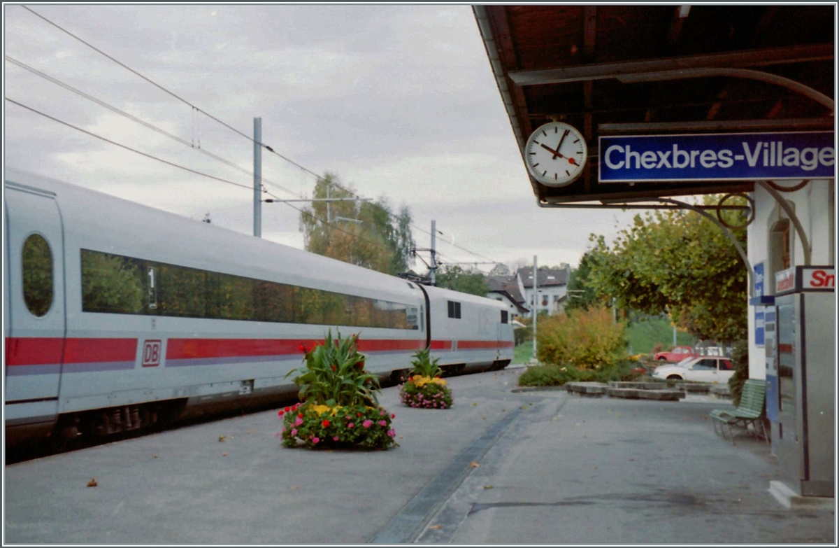 Für die Besucher der Fach-Tourismusmesse TTW in Montreux verkehrte ein ICE von Zürich nach Montreux und zurück. Dabei fuhr der Zug über die  Train des Vigens  Strecke. Dieses Analog Bild entstand in Chexbres. 

Oktober 1995