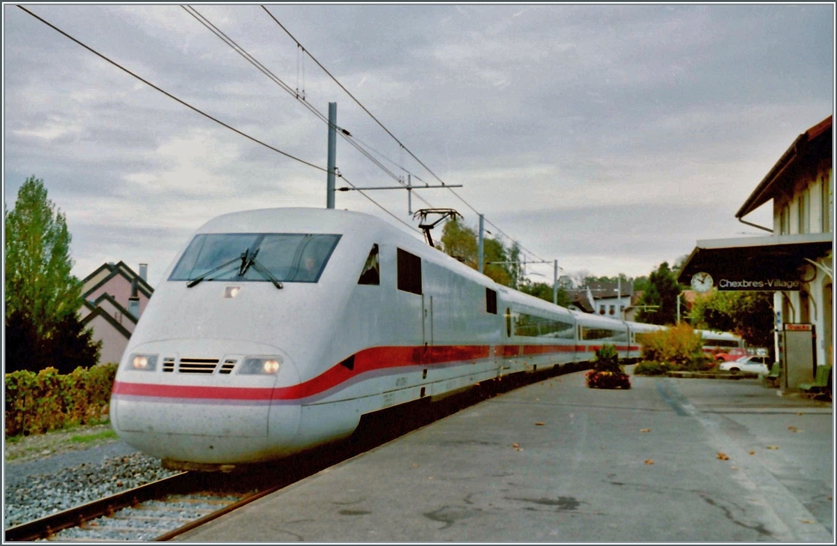 Für die Besucher der Fach-Tourismusmesse TTW in Montreux verkehrte ein ICE von Zürich nach Montreux und zurück. Dabei fuhr der Zug über die  Train des Vigens  Strecke. Dieses Analog Bild entstand in Chexbres.

Oktober 1995