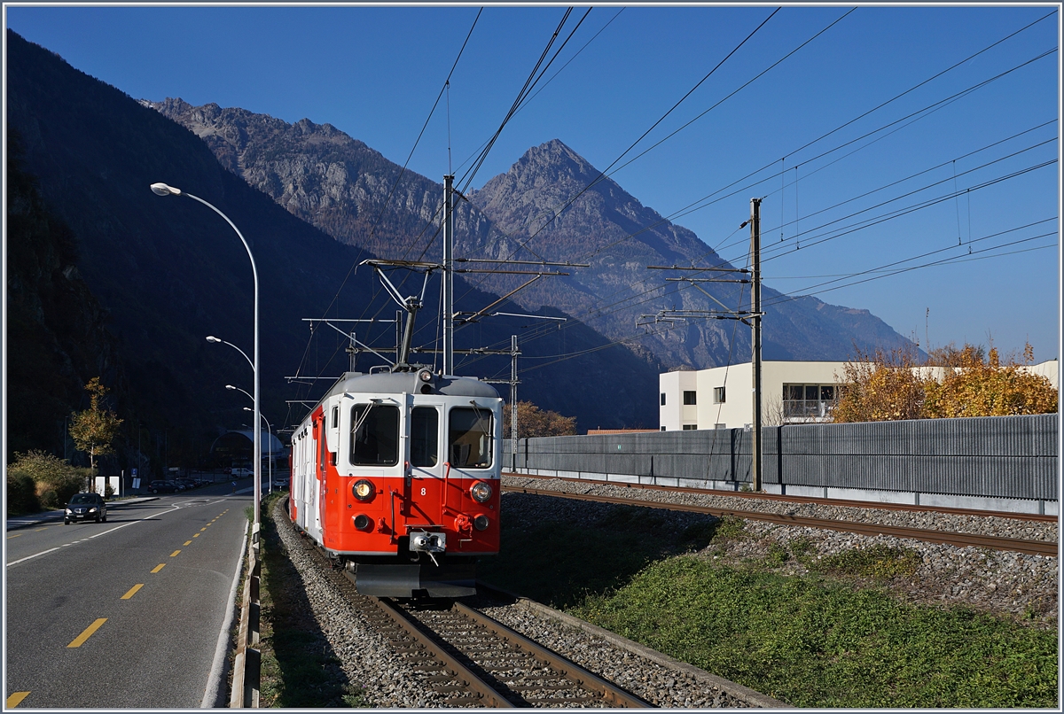 Für einige Zeit wurde die Strecke von Martiny nach Châtelard (TMC / MC) infolge Bauarbeiten mit Busen bedient. Da die Strassenführung erheblich von der Streckenführung der Bahn abweicht, wurde zwischen Martigny und Vernayaz MC ein stündlicher Pendelbetrieb eingerichtet, welcher nach meinem Augenschien mit einem BDeh 4/4 abgewickelt wurde. Am letzten Tag der Bauarbeiten machte ich mich endlich auf, um die sonst im Regelverkehr eher selten anzutreffenden Triebwagen zu fotografieren. Dies erwies sich als weit schwieriger als gedacht, da die Strecke auf der Süd- und Sonnen- Seite durchgehend von der Strasse mit Leitplanken begleitet wird und zudem die  Sonnenseite  in Anbetracht der hohen Berge auf dem überwiegenden Teil der Strecke im Schatten liegt. Also begnügte ich mich Aufnahmen in Vernayaz MC und bei der ehemaligen Haltestelle La Bâtiaz (EH). Im Bild ist der TMR / MC BDeh 4/4 N° 8 auf der Fahrt nach Martigny, kurz vor der ehemaligen Haltestelle La Bâtiaz zu sehen. Links im Bild erkennt man die erwähnte  schattigen Sonnenseite  mit der Strasse nach Vernayaz. 
18. Nov. 2018
