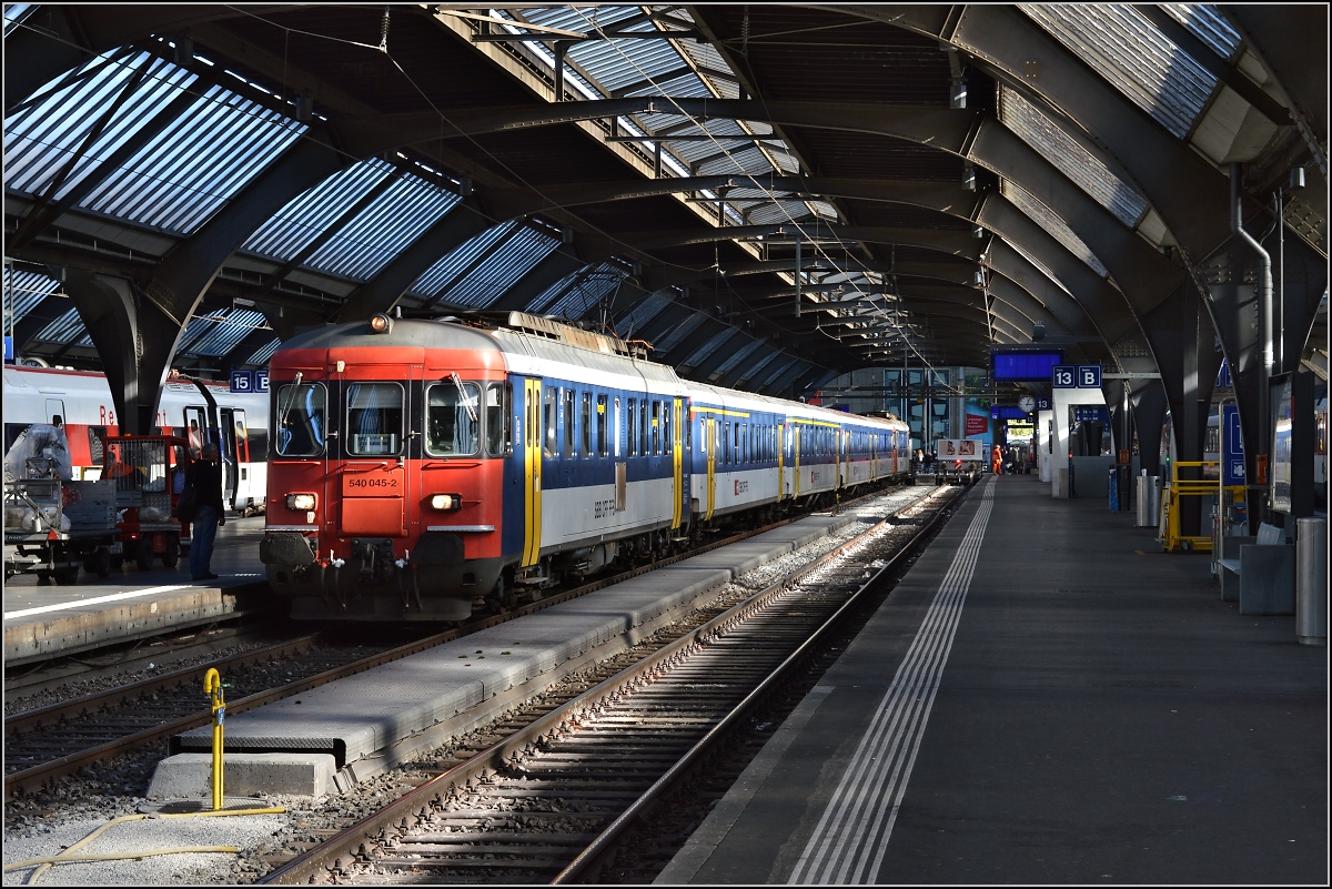 Für den geneigten Gäubahnliebhaber ein echter Leckerbissen, ein Streik machte es möglich: IC 184 mit einem RBe 540 Doppelpendel, eine Woche vor seiner endgültigen Außerdienststellung. Vorne ist RBe 540 045-2, der Streik ließ den Zug nur zwischen Zürich und Schaffhausen verkehren. Zürich, Oktober 2014. 