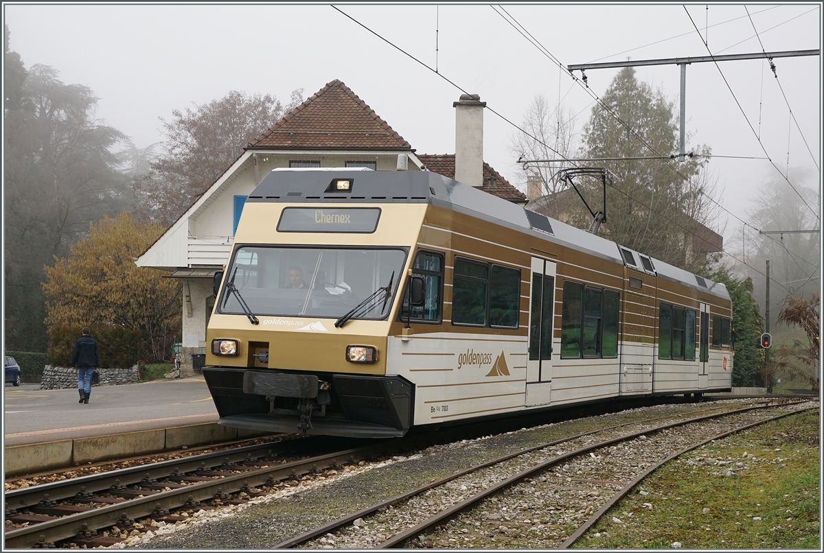 Für den letzten Regionalzug-Mittag-zwischen-Umlauf (Montreux - 2332 Chernex - Leermat. Montreux) setzte die MOB überraschend den lange von mir in Blonay vermissten CEV GTW Be 2/6 7003  Blonay  ein, hier beim Halt in Fontanivent.
5. Feb. 2016 