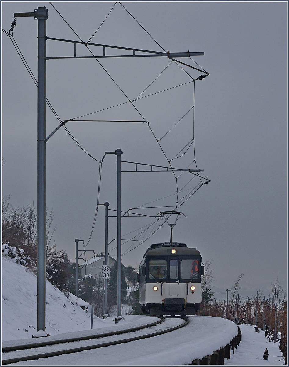 Für den Rangierdienst übernahm die MOB von der asm zwei Be 4/4, doch die  Bipperlisi  werden hin und wieder auch im Streckendienst, eingesetzt, so wie hier ein Be 4/4 im Regioanlverkehr Montreux - Sonzier/Fontanivent.
Das Bild entstand kurz vor Planchamp.
23. Jan. 2017
