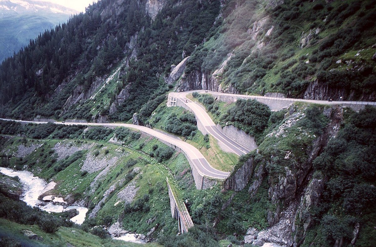 Furka Bergstrecke - stillgelegt: Blick auf die überwachsene Strecke unterhalb des Kehrtunnels auf der Strecke Oberwald-Gletsch. 18.August 1999. 