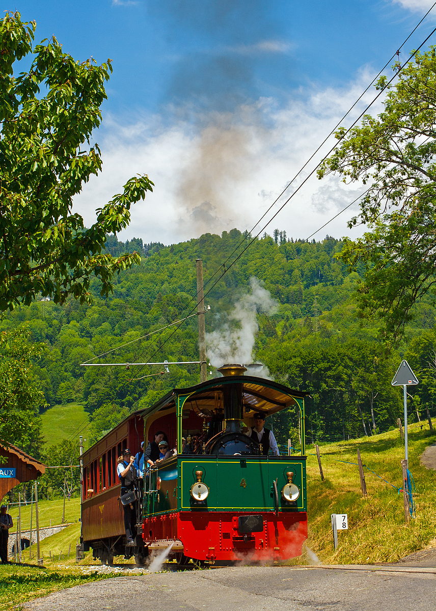 G 2/2 Krauss-Kastendampflok (Tramlok) Nr. 4 der Museumsbahn Blonay–Chamby fährt am 27.05.2012 von Blonay nach Chamby, hier beim Haltepunkt  Cornaux. Die Lok wurde 1900 bei Krauss, München unter der Fabriknummer 4278 für die Ferrara Codigoro (FER), Italien, gebaut.
