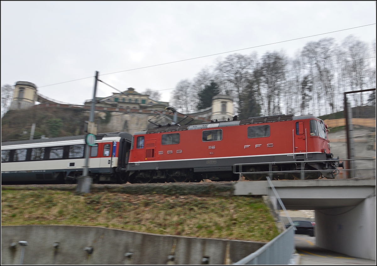 G�ubahn-IC in der Schweiz

Re 4/4 II 11146 mit ihrem IC nach Stuttgart in Neuhausen am Rheinfall, direkt unter dem Schloss Charlottenfels. M�rz 2014.
