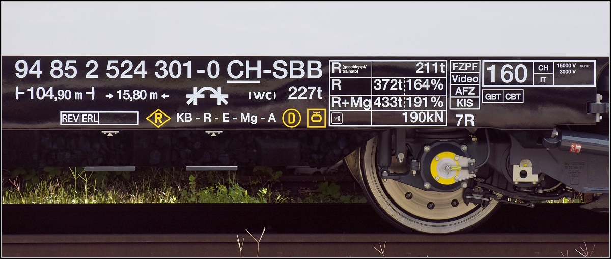 Ganz frisch aus der Fabrik. Anschriftsfeld des sechsteiligen Flirt 3 RABe 524 301 für die TiLo in Konstanz. August 2019.