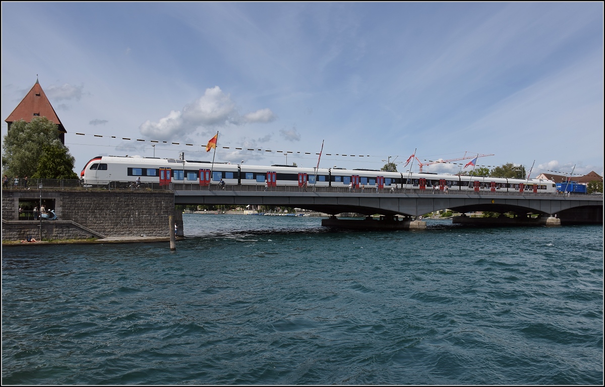 Ganz frisch aus der Fabrik. Sechsteiliger Flirt 3 RABe 524 301 für die TiLo in Konstanz wird von der Press 204 010 abgeholt. Hier auf der Rheinbrücke. August 2019.