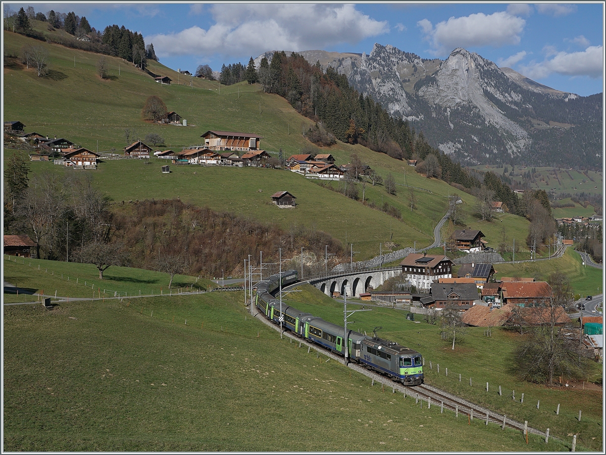 Garstatt, eine herrliche Fotostelle im Simmental und doch hat das auf den ersten Blick so beschauliche Motiv seine Tücken: Weder um zwölf Uhr noch um vierzehn Uhr ist der Zug UND das Viadukt im  besten Licht  und um ein Uhr fährt keine RE... Doch mit etwas Geduld kann ich nun doch Zug und Viadukt im Besten Licht zeigen: Ich mussten nur warten bis der  Zwölf Uhr  Zug eine Stunde später fuhr, durch die Umstellung von Sommer- auf Winterzeit. Und dann kam der RE von Interlaken Ost nach Zweisimmen mit der BLS Re 465 002-4 statt mit der erwarteten BLS Re 4/4 II ...

9. Nov. 2020