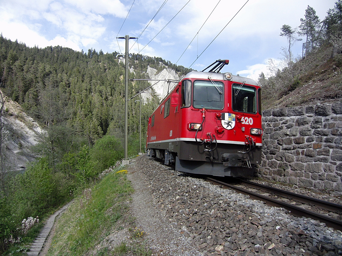 Ge 4/4 II 620 'Zernez' fährt mit RE 1244 von Scuol-Tarasp nach Disentis/Mustér am 30.04.2011 durch die Rheinschlucht und erreicht in Kürze die Station Valendas-Sagogn.