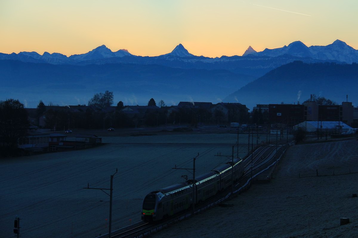 Genau 5 Minuten vor Sonnenaufgang. Einfahrt eines BLS MUTZ in Kehrsatz Nord. 28.Dezember 2016. 