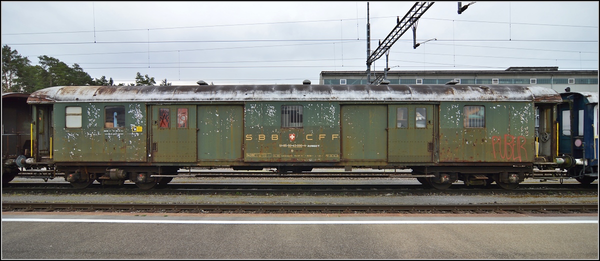Gep�ckwagen D der SBB (51 85 92-43 000-4). Sulgen, April 2014.