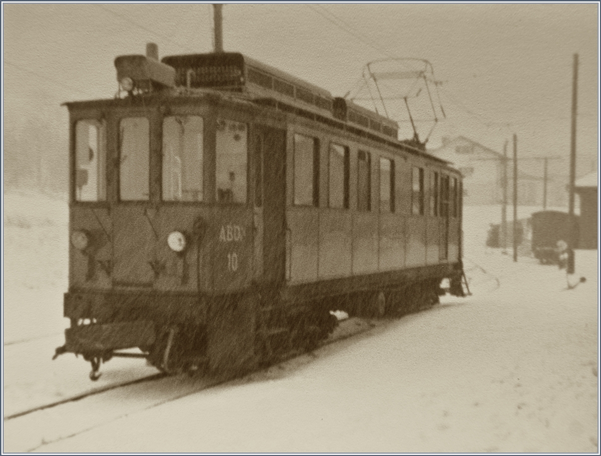 Gerade bei diesen schlechten Lichtverhältnissen verstärkt der qualitativ schlechte 110-Film den kräftigen Schneeschauer und vermittelt die tatsächliche Stimmung recht gut:
In La Cure steht der NStCM ABDe 4/4 N° 10, der von Nyon gekommen, später wieder nach Nyon zurückfahren wird. Wobei ich meinte, dass wir den Triebwagen beim Umfahren seines Beiwagen, welcher im Hintergrund zu erahnen ist, fotografierten, jedenfalls standen Fotografen dann, plötzlich und ungewollt am Französischen Zoll, zur Einreise in die Schweiz...

28. Nov. 1981