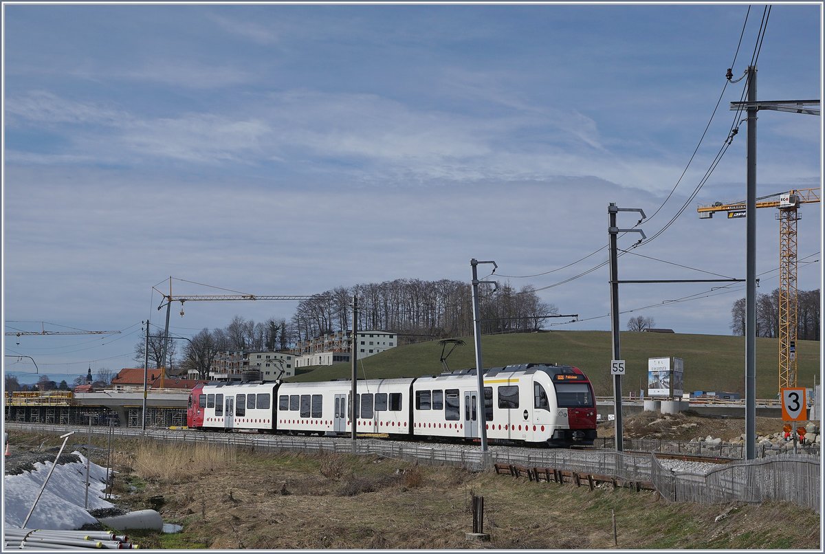 Gestern fotografiert und heute schon historisch: Der TPF Regionalzug S50 14823, bestehend aus dem führenden Be 2/4 103, einem B und dem schiebenden ABe 2/4 103 kurz nach der Abfahrt in Chatel St-Denis. Heute ist die Strecke stillgelegt, vorübergehend, bis der im Hintergrund erkennbare  neue  Bahnhof von Châtel St-Denis im November ans Streckennetz angeschlossen sein wird. Doch der hier zu sehende, kurze Streckenabschnitt wird nicht mehr befahren werden.

3. März 2019