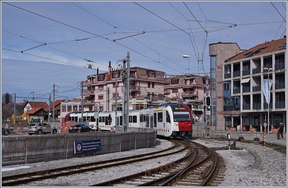 Gestern fotografiert und heute schon historisch: Der TPF Regionalzug S50 14823, bestehend aus dem führenden ABe 2/4 103, einem B und dem schiebenden Be 2/4 103 erreicht Chatel-St-Denis zur Weiterfahrt nach Palézieux.
Heute ist die Strecke nach Palézieux stillgelegt, vorübergehend, bis der im Hintergrund erkennbare  neue  Bahnhof von Châtel St-Denis im November ans Streckennetz angeschlossen sein wird. 
Immerhin bis Sommer werden noch Züge von und nach Montbovon den  alten Bahnhof von Cahtel St-Denis erreichen.

3. März 2019