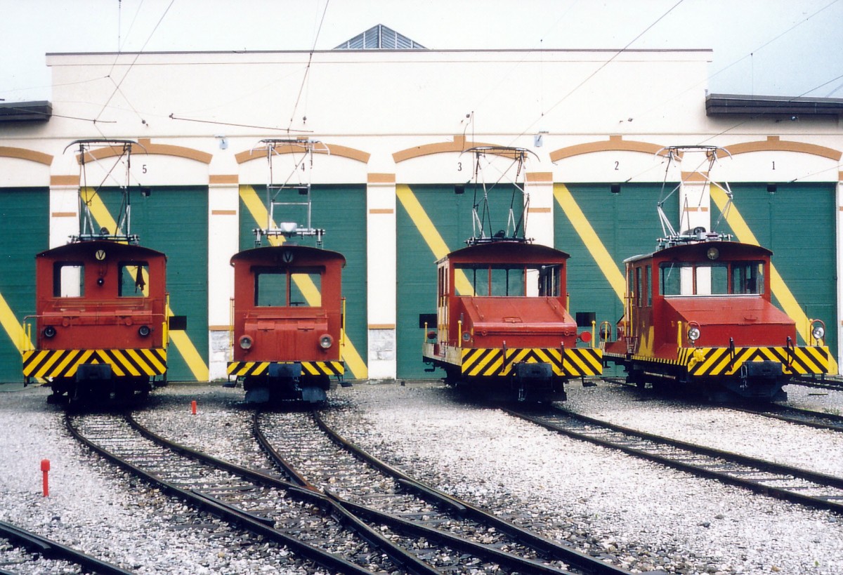GFM/TPF: Zusammentreffen von vier elektrischen Schmalspurtraktoren vor dem Depot Bulle im Jahre 1989. In der Reihenfolge von links nach rechts: Te 2/3 11 (1913), Te 2/2 12 (1913), Te 4/4 13 (1901/1927) sowie Te 4/4 14 (1901/1933). Noch in den Achtzigerjahren standen diese Rangierfahrzeuge in Bulle, Montbovon, Broc Fabrique und Ch�tel-St.-Dins im Einsatz.
Foto: Walter Ruetsch