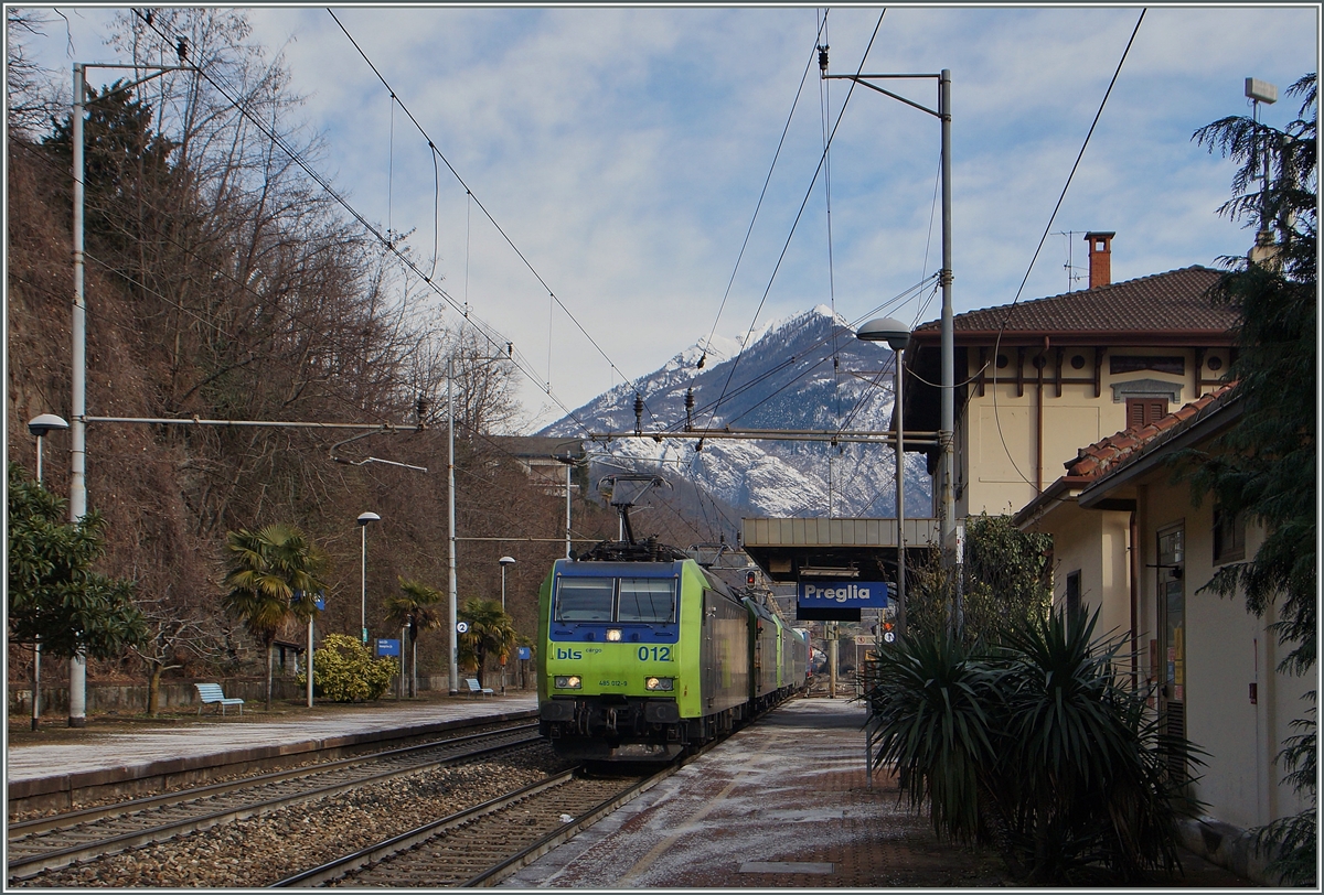 Gleich drei BLS Re 482 fahren mit einer RoLa durch Preglia Richtung Süden.
27. Jan. 2015