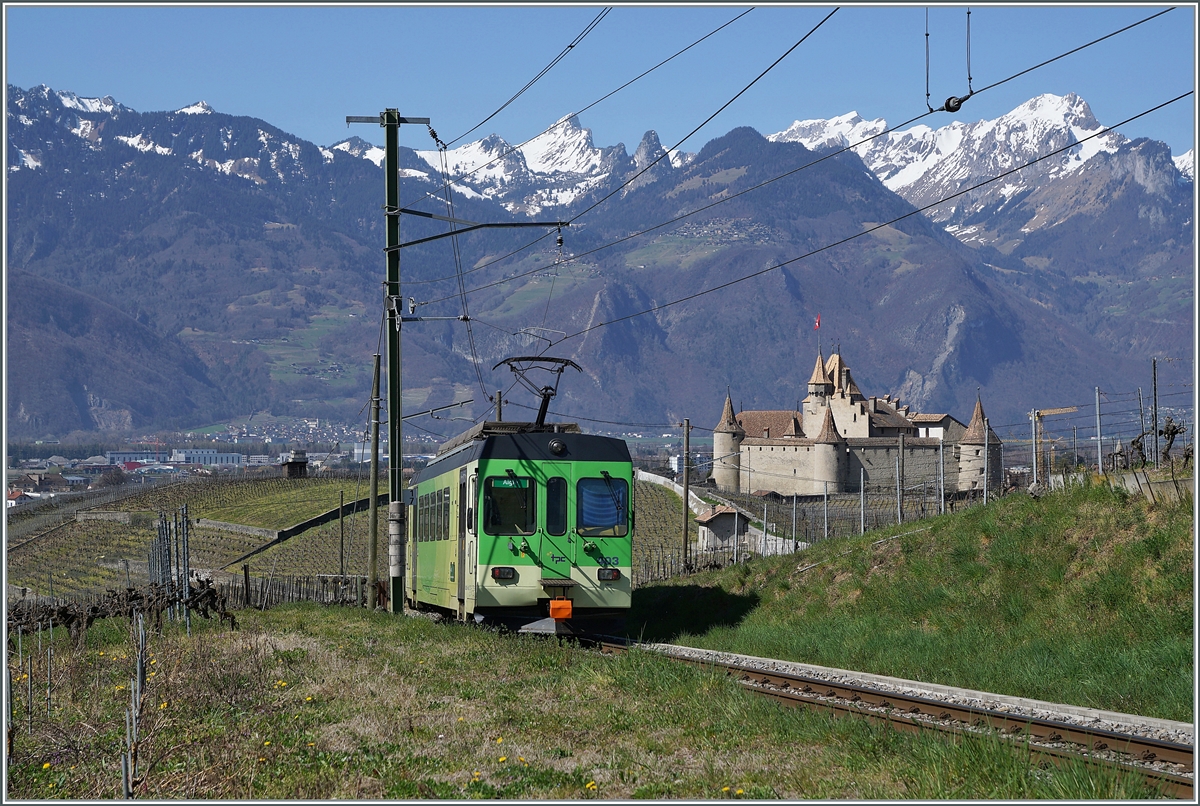Gleiche Fotostelle, eigentlich das gleiche Motiv und trotzdem drei ganz unterscheidliche Bilder: der ASD /TPC BDe 4/4 403 ist mit seinem Steuerwagen Bt 434 auf der Fahrt nach Aigle und hat in den Rebbergen beim Château de Aigle sein Ziel schon fast erreicht. 

30. März 2021