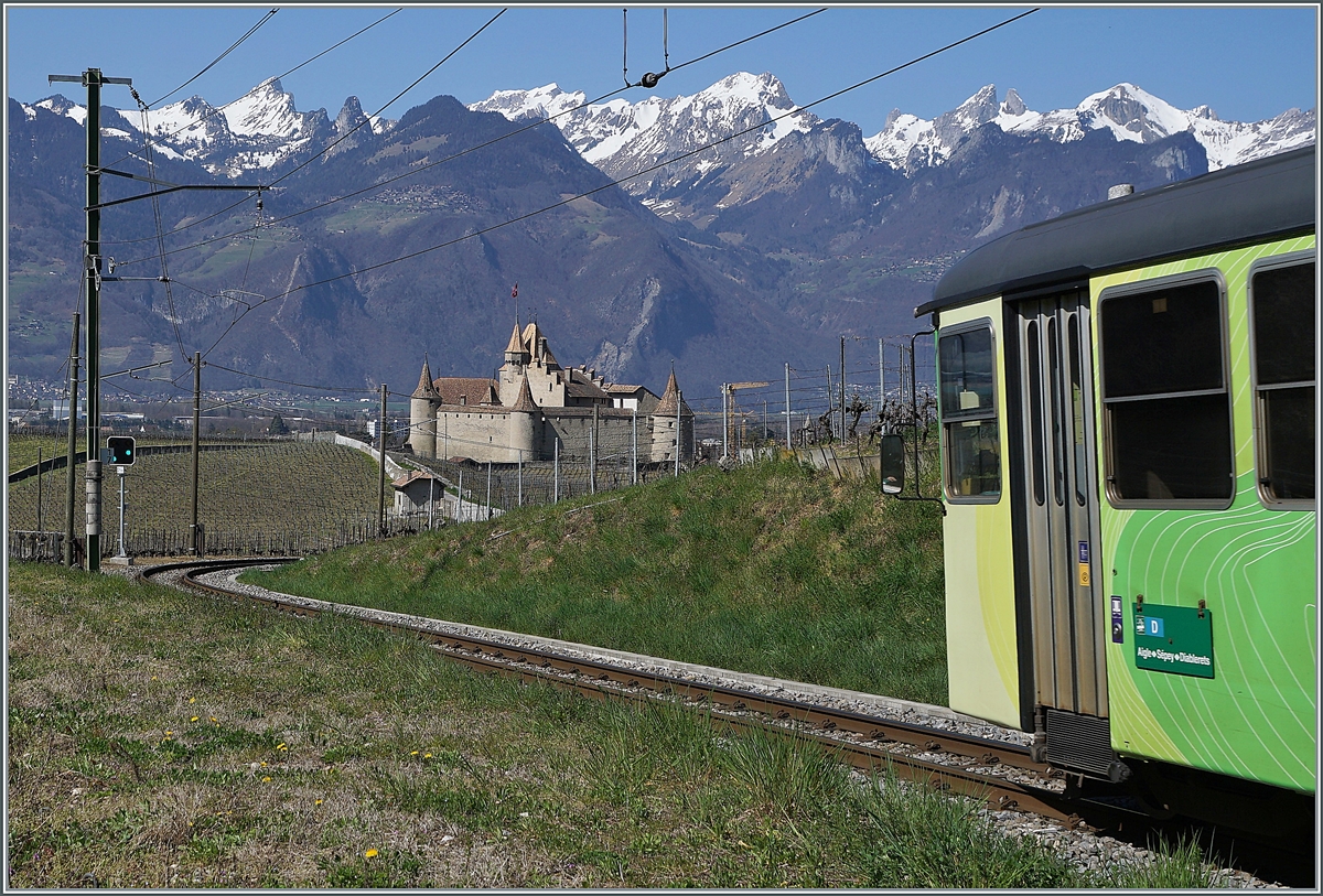 Gleiche Fotostelle, eigentlich das gleiche Motiv und trotzdem drei ganz unterscheidliche Bilder: der ASD /TPC BDe 4/4 403 ist mit seinem Steuerwagen Bt 434 auf der Fahrt nach Aigle und hat in den Rebbergen beim Château de Aigle sein Ziel schon fast erreicht.

30. März 2021