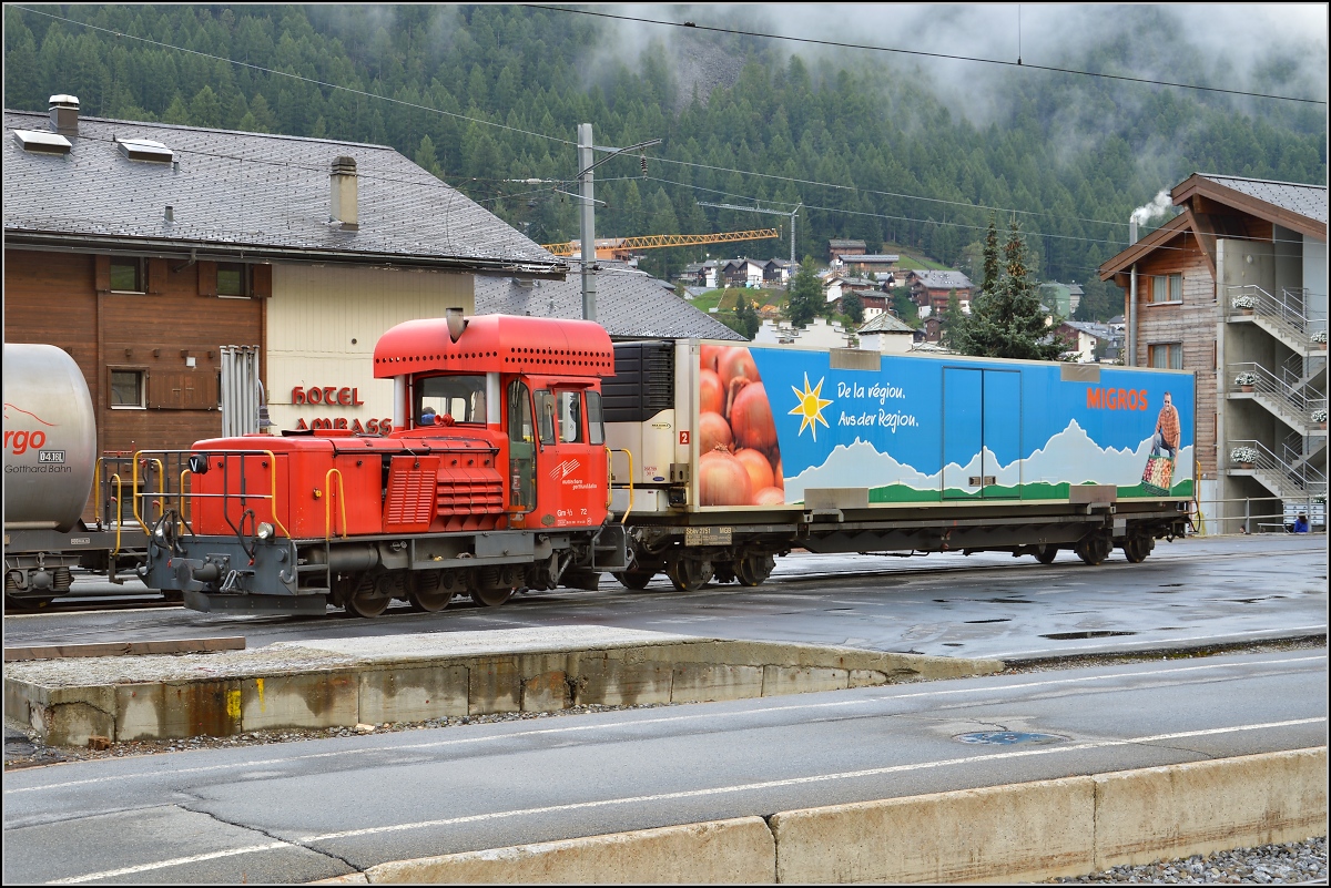 Gm 3/3 72 der Matterhorn-Gotthard-Bahn mit G�terwagen der Migros in Zermatt. August 2014.