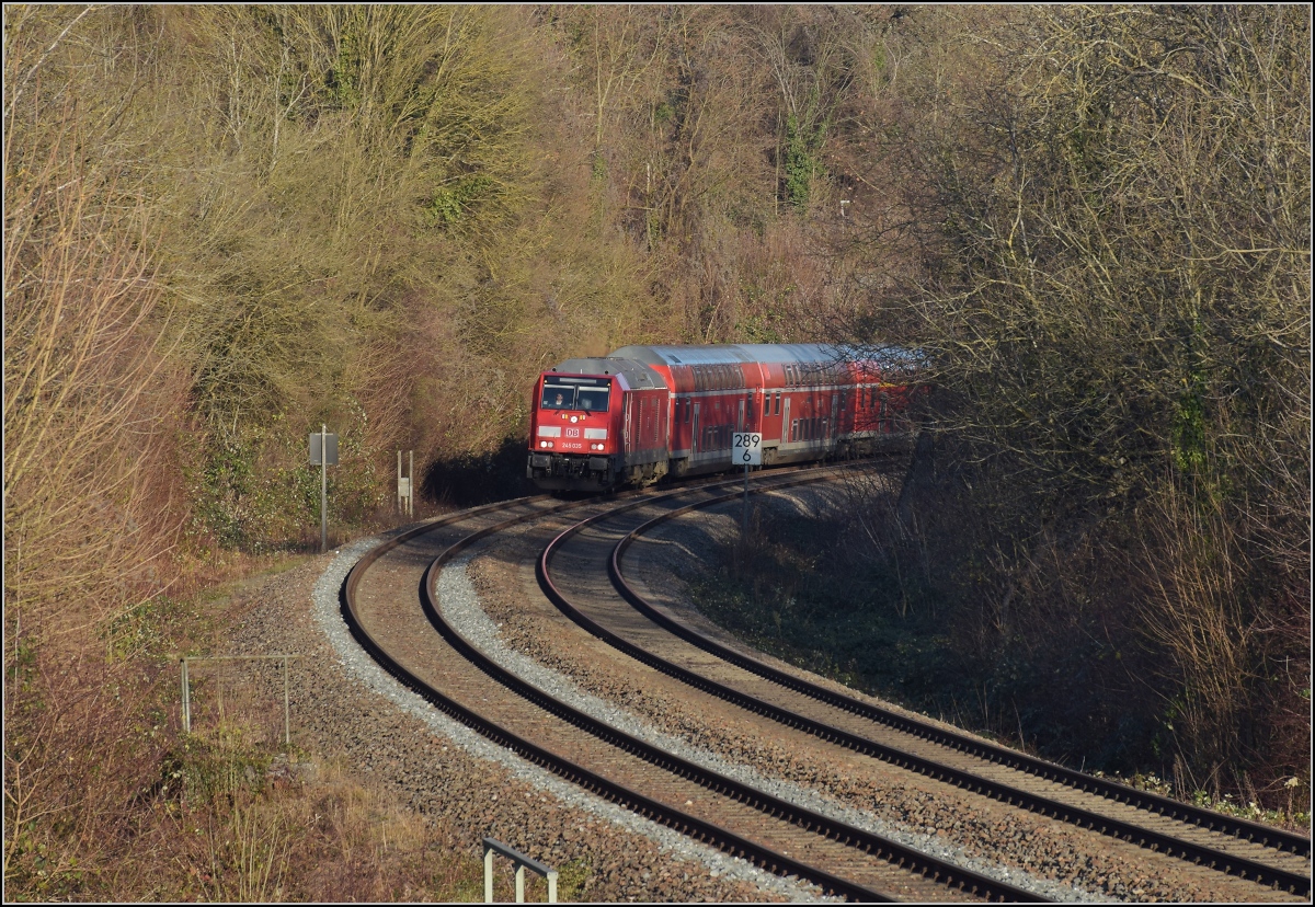 Godot-Express rechts des Hochrheins.

245 035 mit 3 Dostos. Karsau, Dezember 2021.

An jeder Station wird neuerdings erneut auf Godot gewartet. Er könnte ja noch kommen, auch wenn ihn bis heute niemand gesehen hat. Reisen im 612 war gestern, heute heißt es durch die Landschaft bummeln. Immerhin kann man besser spazieren schauen. 
