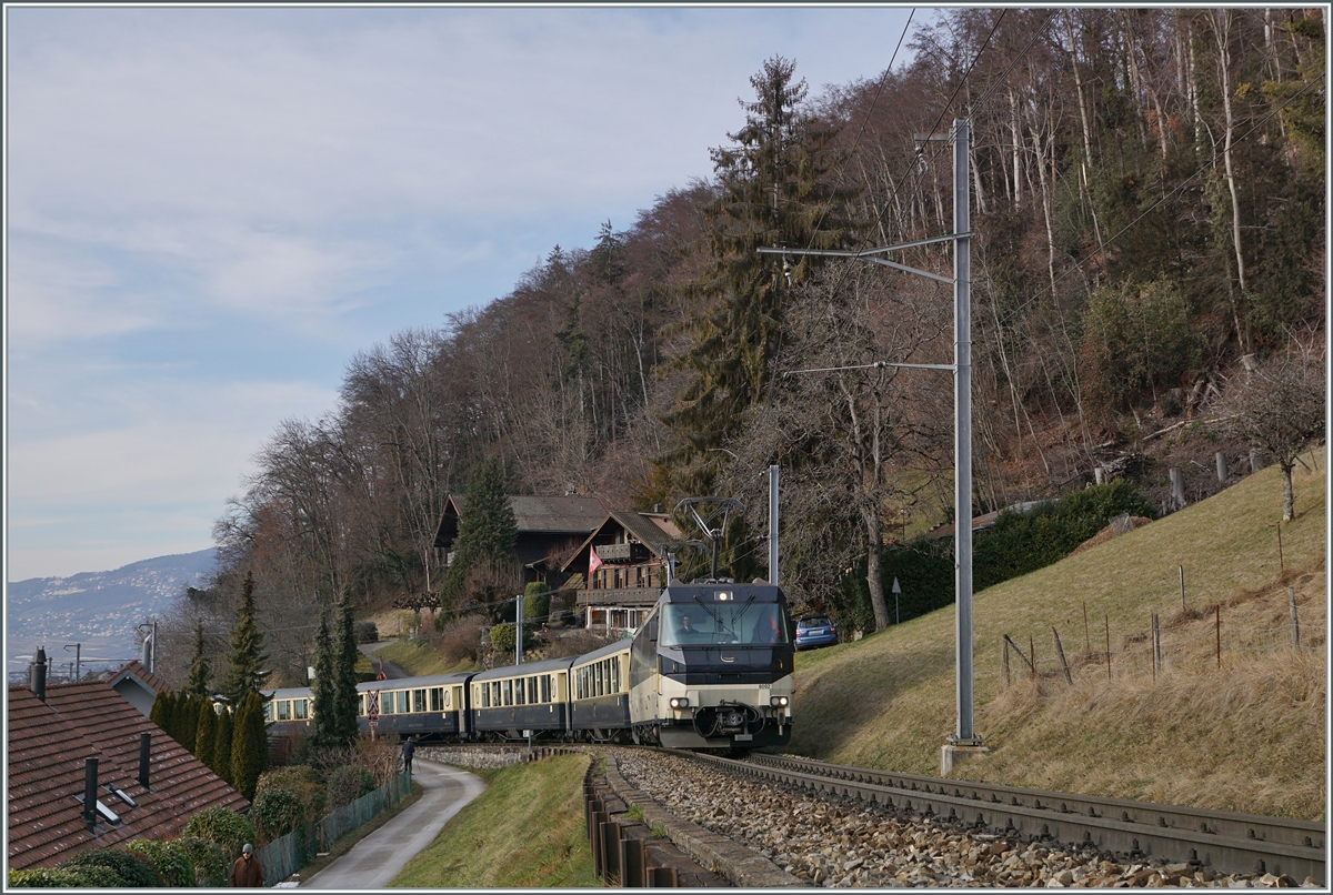 Grosse Überraschung: Der MOB GoldenPass Belle Epoque PE 2224 von Montreux nach Zweisimmen verkehret heute mit der MOB Ge 4/4 8002 an der Spitze und einem Alpina-Triebwagen am Schluss, wobei letzter dank der hier gewählten Fotostelle kurz nach Chernex praktisch nicht zu sehen ist. 

9. Januar 2021