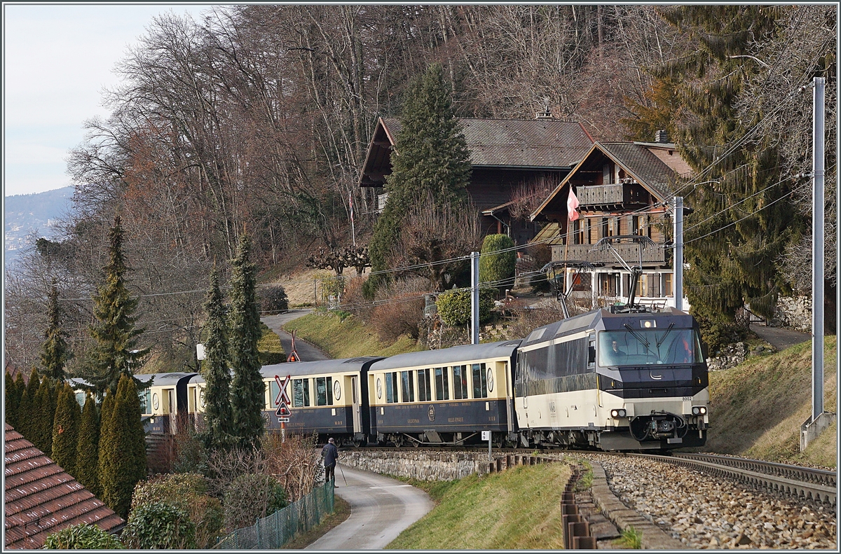 Grosse Überraschung: Der MOB GoldenPass Belle Epoque PE 2224 von Montreux nach Zweisimmen verkehret heute mit der MOB Ge 4/4 8002 an der Spitze und einem Alpina-Triebwagen am Schluss, wobei letzter dank der hier gewählten Fotostelle kurz nach Chernex praktisch nicht zu sehen ist. 

9. Januar 2021