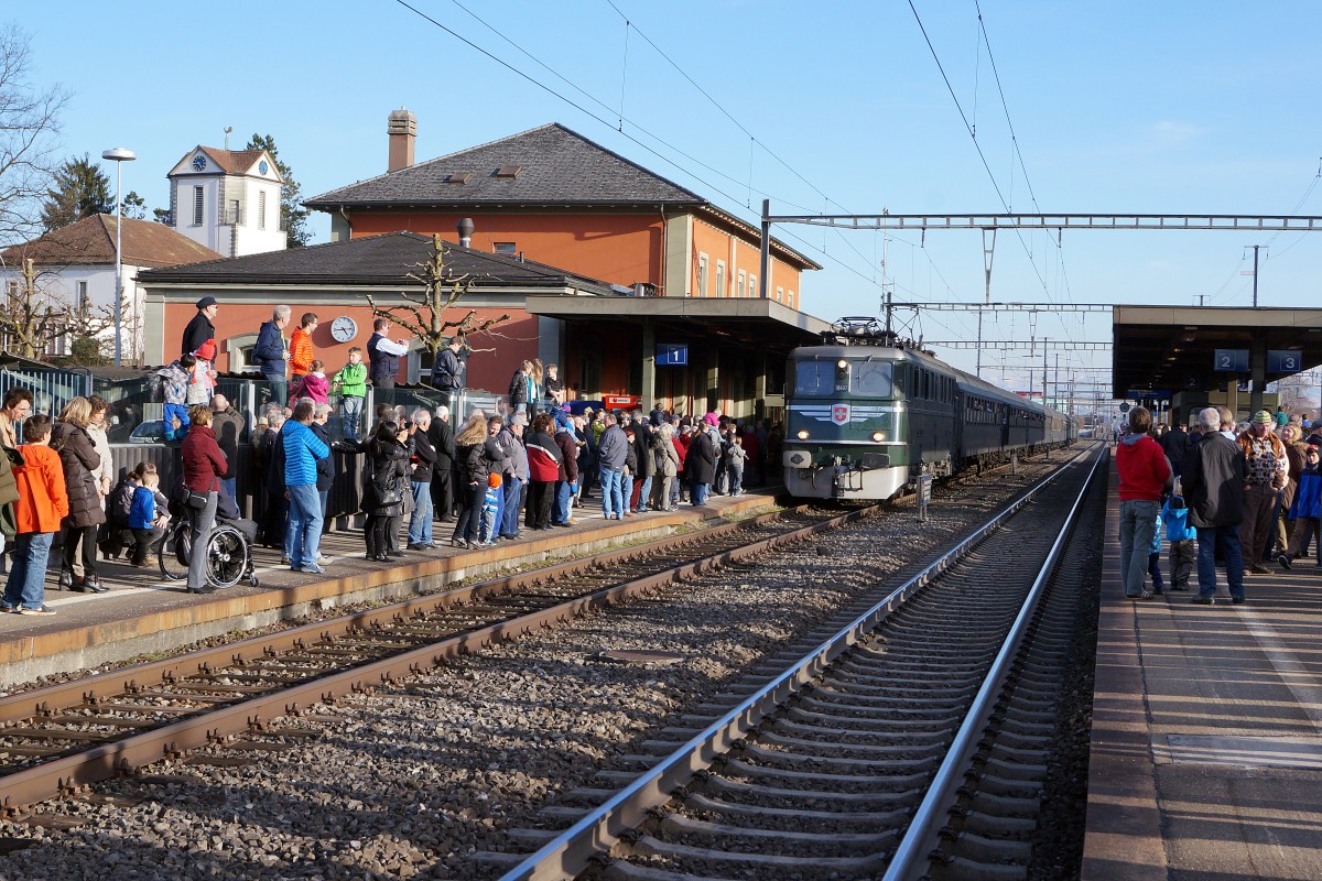 Grosser Bahnhof Wohlen: Die Ankunft des Dampfzuges mit drei Dampflokomotiven vermochte eine sehr grosse interessierte Zuschauermenge zu mobilisieren. Die Ae 6/6 11407  AARGAU  brachte am Abend des 7.3.2015 die Reisenden aus Deutschland in ihren sch�nen historischen Wagen von Wohlen nach Konstanz.
Foto: Walter Ruetsch 