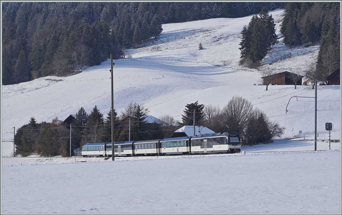 Grosser Fahrplanwechsel bei der MOB in gut einer Woche: statt statt IR (PE) und Regionalzüge im Zweistundentakt, werden die Regionalzüge zu Lasten der IR (PE) im Stundentakt verkehren, aber in der Regel Panorama-Komfort bieten. Vorgesehen war, die ABe 4/4 bzw. Be 4/4 Serie 9000 mit zwei oder drei Panoramawagen und einem Steuerwagen zu  einheitlichen  Komposition zu formieren (sowie eine  Alpina Belle-Epoque Komposition) und so den grössten Teil der Leistungen abzudecken. Wie die Zukunft aussehen könnte, zeigt dieses Bild: Mit dem neu revidierten Ast 116 ist er Be 4/4 9201 als Regionalzug 2221 bei Flendruz unterwegs. Zu den bereits erwähnten Änderungen im Verkehr Monteux - Zweisimmen gibt es noch Anpassungen im lokalen Regionalverkehr von Montreux (ganztägiger Taktverkehr bis Les Avants, keine Zusatzzüge mehr zu den Hauptverkehrszeiten) und Zweisimmen (Ungefährer Zweistundentakt eines dann beschleunigten Zugs nach Gstaad (mit RE Anschluss von und nach Interlaken) statt wie heute Regionalzugverkehr nach Rougemont. Die direkten Züge Montreux - Interlaken werden nach neusten Information erst zum Fahrplanwechsel im Dez. 2022 kommen.

3. Dez. 2020