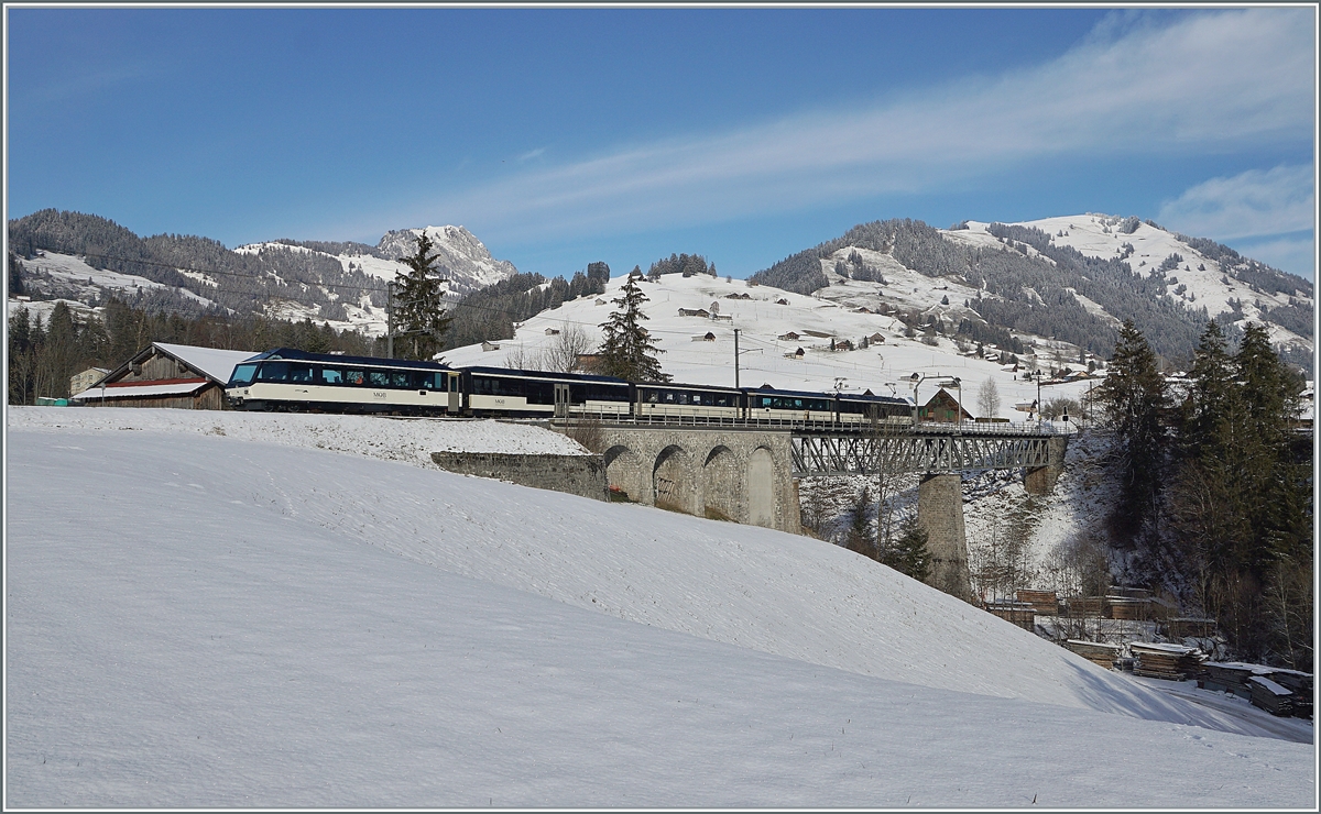 Grosser Fahrplanwechsel bei der MOB in gut einer Woche: statt statt IR (PE) und Regionalzüge im Zweistundentakt, werden die Regionalzüge zu Lasten der IR (PE) im Stundentakt verkehren, aber in der Regel Panorama-Komfort bieten. Vorgesehen war, die ABe 4/4 bzw. Be 4/4 Serie 9000 mit zwei oder drei Panoramawagen und einem Steuerwagen zu  einheitlichen  Komposition zu formieren (sowie eine  Alpina Belle-Epoque Komposition) und so den grössten Teil der Leistungen abzudecken. 
Wie die Zukunft aussehen könnte, zeigt dieses Bild: Mit dem neu revidierten Ast 116 ist er Be 4/4 9201 als Regionalzug 2221 bei Flendruz unterwegs. 
Zu den bereits erwähnten Änderungen im Verkehr Monteux - Zweisimmen gibt es noch Anpassungen im lokalen Regionalverkehr von Montreux (ganztägiger Taktverkehr bis Les Avants, keine Zusatzzüge mehr zu den Hauptverkehrszeiten) und Zweisimmen (Ungefährer Zweistundentakt eines dann beschleunigten Zugs nach Gstaad (mit RE Anschluss von und nach Interlaken) statt wie heute Regionalzugverkehr nach Rougemont. Die direkten Züge Montreux - Interlaken werden nach neusten Information erst zum Fahrplanwechsel im Dez. 2022 kommen.   

3. Dez. 2020