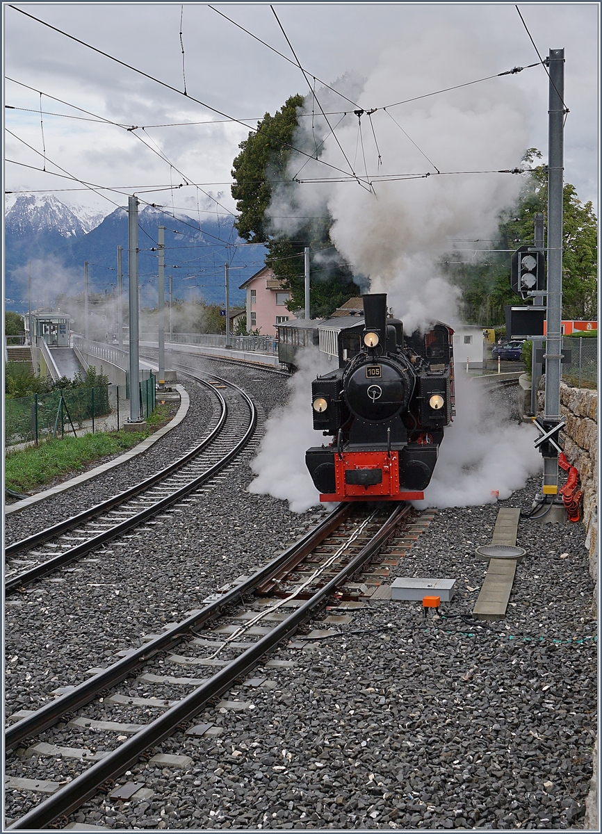 Grund des bunt zusammengesetzten Riviera-Belle-Epoque Zuges nach Vevey war, dass der eine Teil als Extrazug für eine Gesellschaft nach Chaulin reservier war und hier bei St-Legier nach dem Abwarten des Kreuzungszuges die Fahrt wieder aufnimmt.

27. Sept. 2020